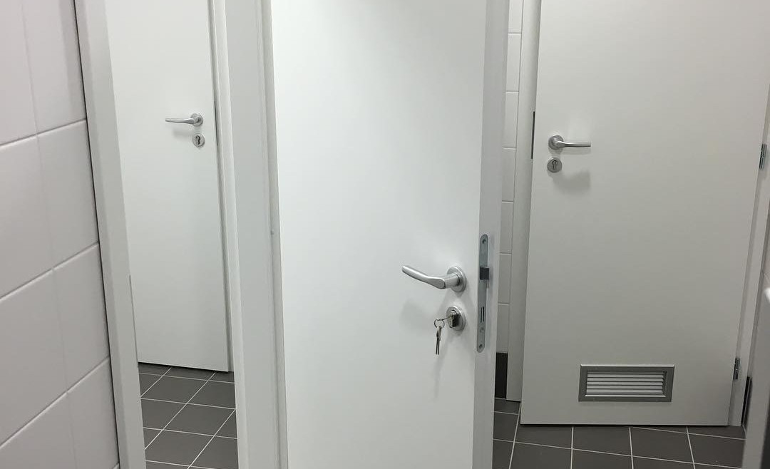Dvere Pol-Sklone biele WC Trenčín